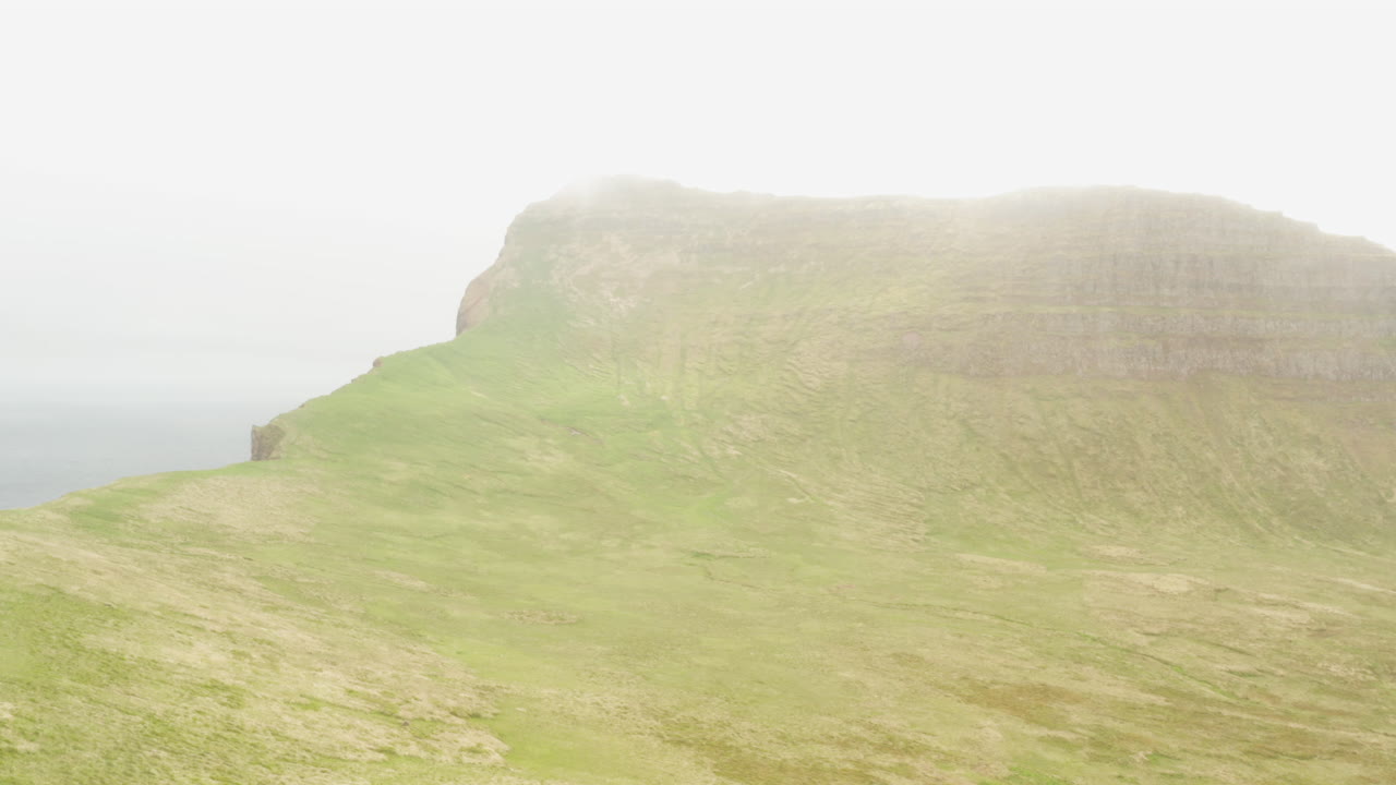 hornbjarg의 안개 덮인 북유럽 산 능선을 향한 드론 트랙