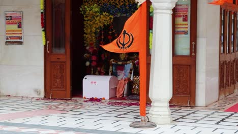 Sikhs-Religionsfahnen-Wehen-Tagsüber-In-Gurudwara-Aus-Einem-Anderen-Blickwinkel.-Das-Video-Von-Manikaran-Sahib-Gurudwara-Wurde-Am-22.-März-2023-In-Manikaran-Manali-Himachal-Pradesh,-Indien,-Aufgenommen