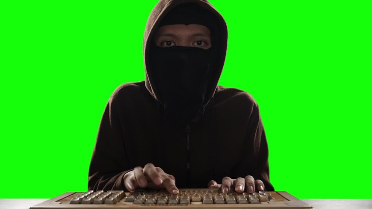 männlicher hacker, der geheime daten aus dem computer stiehlt