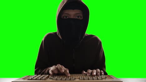 hacker masculino robando datos secretos de la computadora