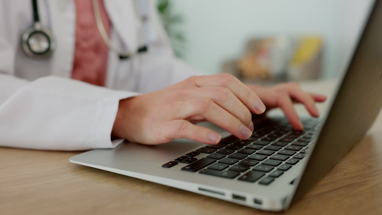 portátil, mecanografía y manos de médico para la investigación