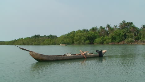 barco de pesca artesanal, hecho de un tronco de árbol