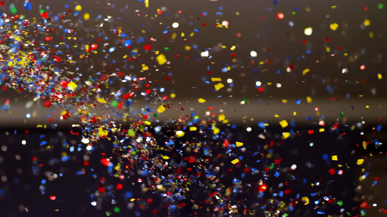 Coriandoli colorati che cadono e turbinano nell'aria