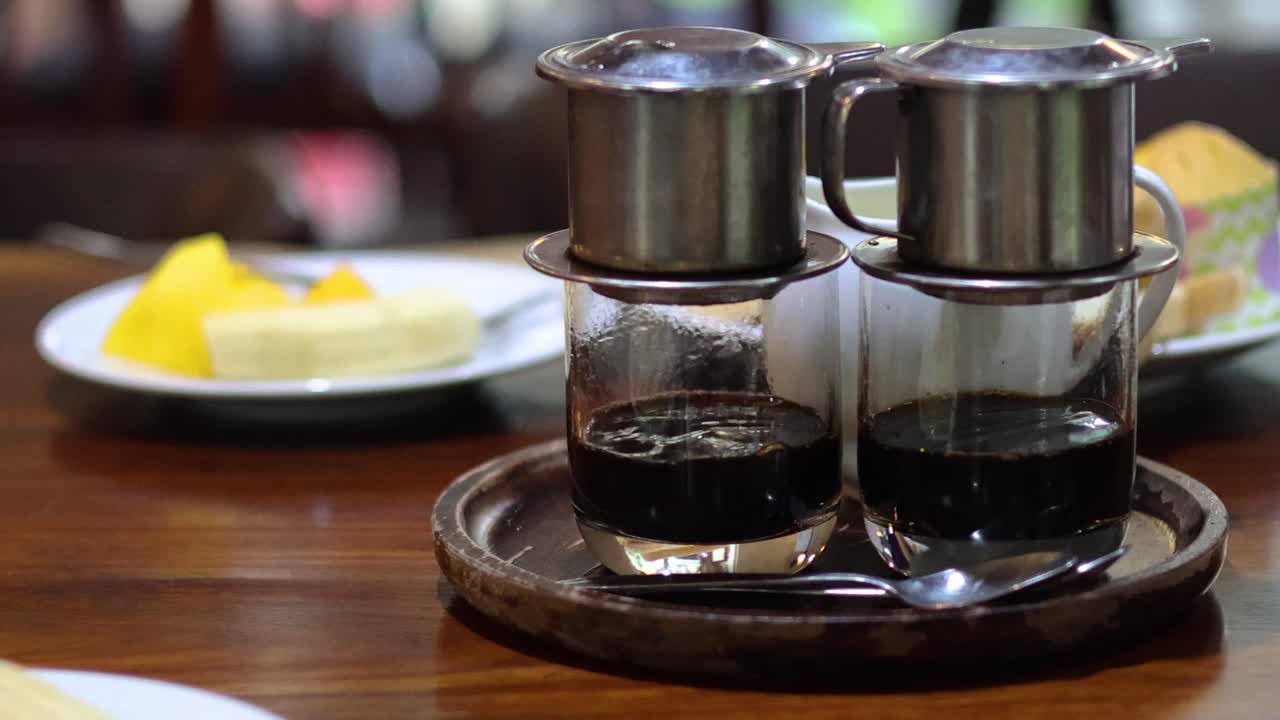 전통적인 베트남 커피의 순차적 방울 양조