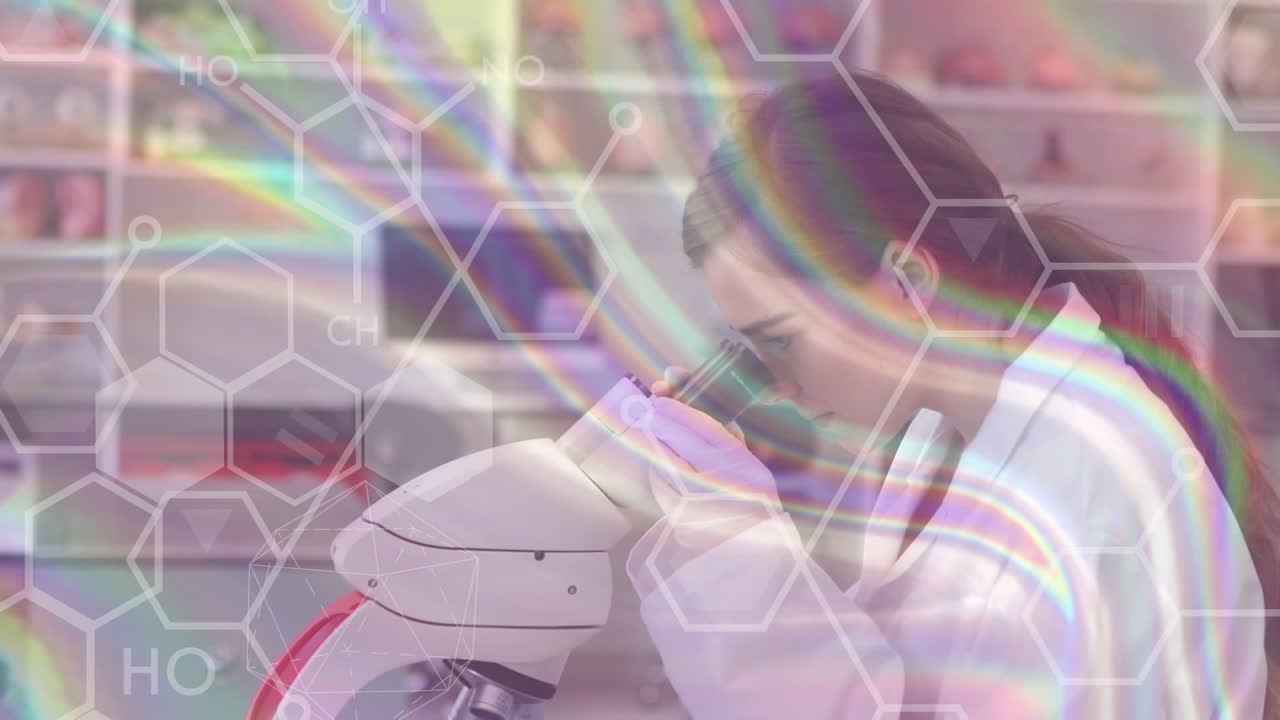 현미경을 이용한 여성 과학자 위의 색 화학 구조의 애니메이션