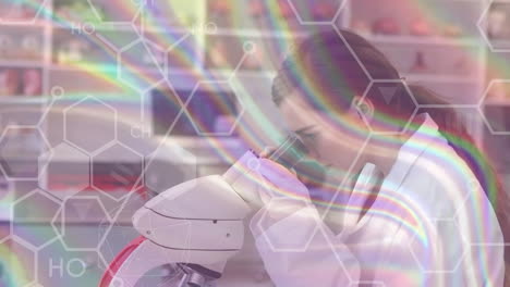 animación de estructuras químicas blancas sobre una científica usando el microscopio.