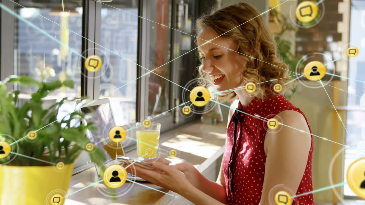 animación de una red de conexiones con iconos sobre una mujer de negocios caucásica que usa un teléfono inteligente