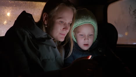 Mom-and-daughter-in-the-car