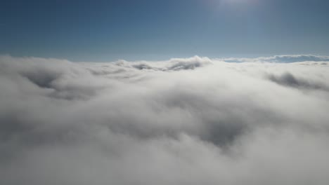 Drohnenblick-Durch-Bewölkten-Himmel,-Schöne-Aussicht-Im-Flauschigen-Himmel