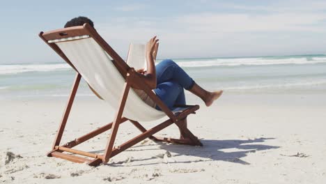 Afroamerikanische-Frau-Liest-Und-Liegt-Auf-Der-Sonnenliege-Am-Sonnigen-Strand