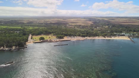 Vista-Aérea-Volando-Hacia-Atrás-Desde-El-Puente-Haeiwa-En-Oahu-Hawaii