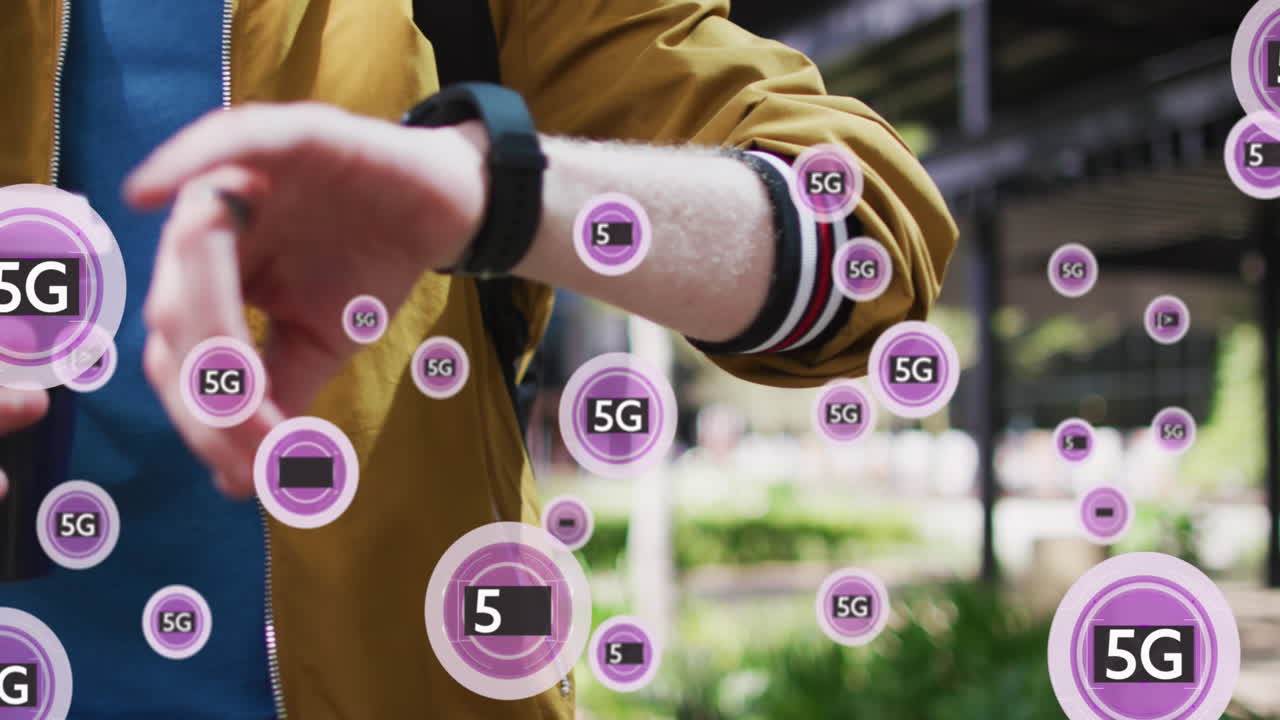 커피를 마시고 스마트워치를 확인하는 백인 남자의 중간 부분에 5g 텍스트의 애니메이션