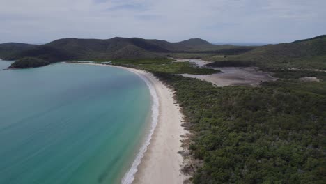 澳洲昆士蘭大凱佩爾島 (great keppel island) 的風景美麗海灘,海浪漂浮在岸上 - - 無人機拍攝