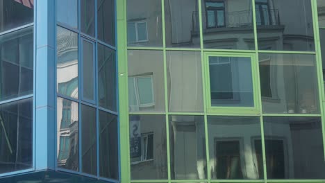 fachada de edificio moderno con reflejos