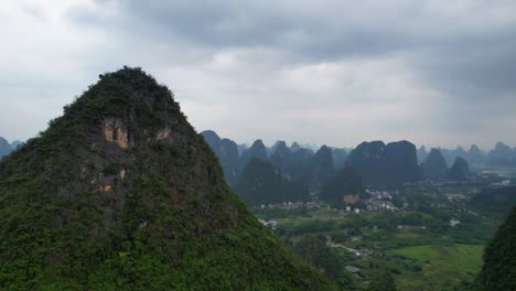 Vistas-Nubladas-De-Las-Montañas-Sobre-Yangshuo-Desde-La-Cima-De-La-Colina-De-La-Luna,-China