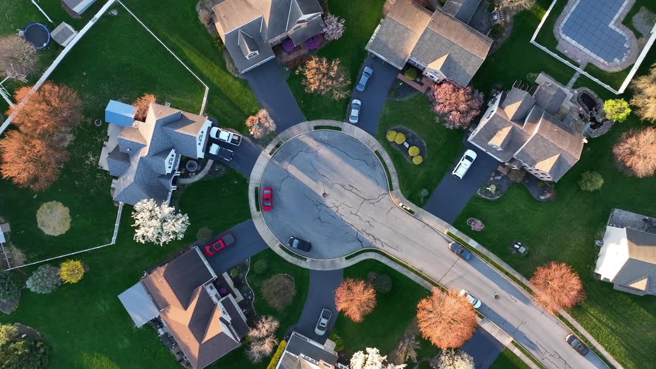 봄 동안 미국에서 고급 주택과 cul de sac