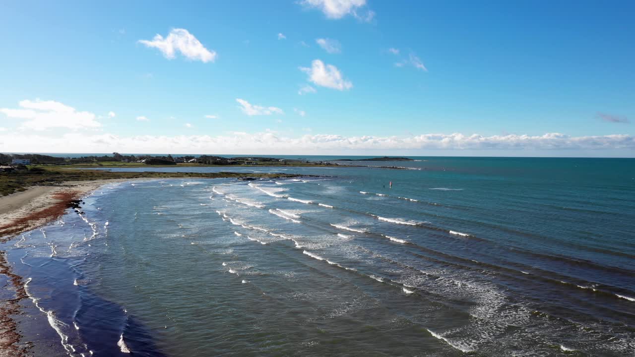 vista aérea de la playa vacía y el océano con olas