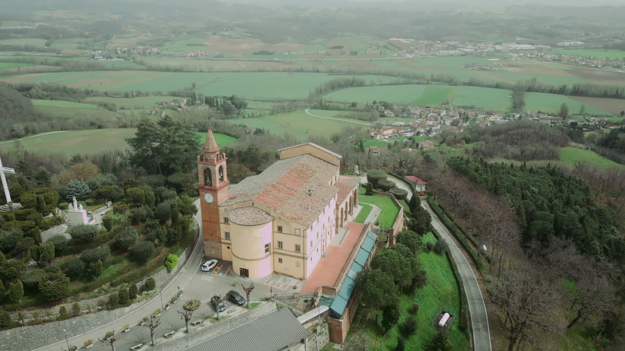 vistas espectaculares del avión no tripulado: santuario de la virgen del tránsito de canoscio en la ciudad de castello