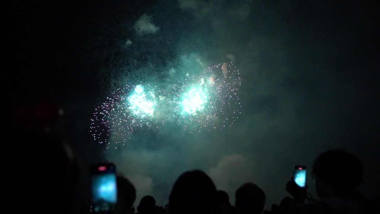 paisaje en cámara lenta sobre el festival de fuegos artificiales por la noche
