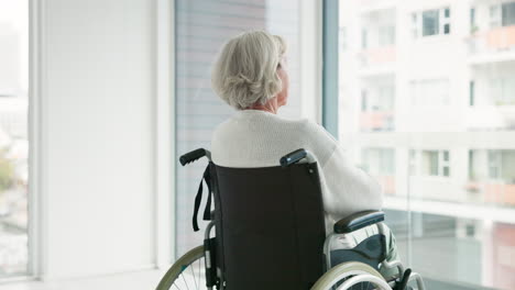 pensando, mujer en silla de ruedas