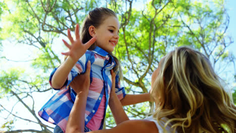 Madre-E-Hija-Divirtiéndose-En-El-Parque-4k