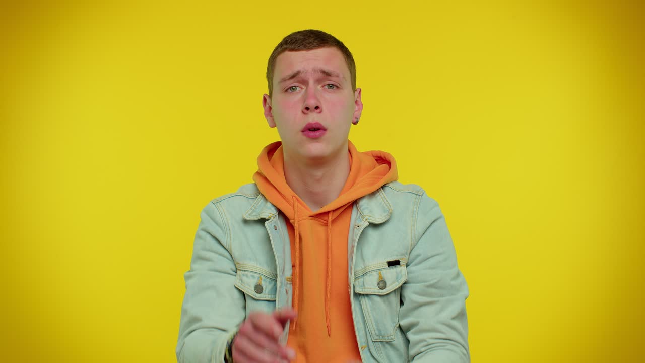 십대 남자가 권고하는 손가락 제스처로 경고하고, "아니요, 조심하세요, 조언, 위험을 피하세요."라고 말합니다.
