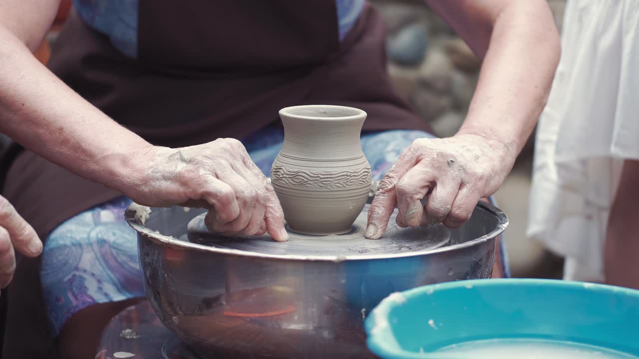 손자 들 과 함께 할머니 는 도자기 로 항아리 를 만든다