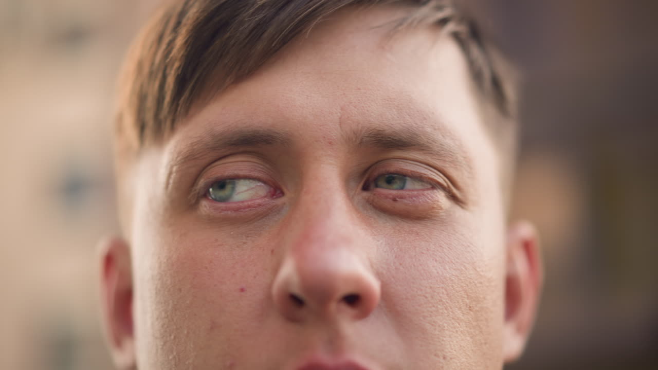 retrato urbano contemplativo, escena urbana con perfil masculino reflexivo con estilo cinematográfico, perfil íntimo de hombre caucásico en la ciudad bajo una suave iluminación nocturna con coloración artística