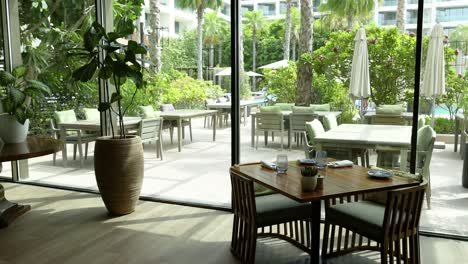 moderno restaurante al aire libre con vistas a un jardín exuberante