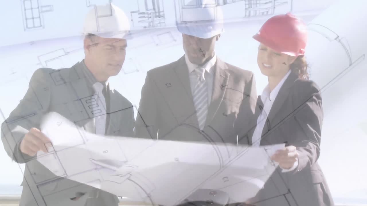 arquitectos discutiendo planes de construcción