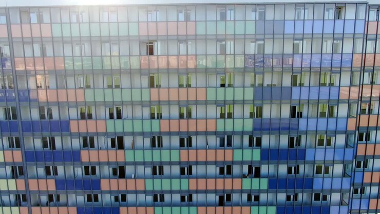 Vista esterna di un moderno edificio residenziale in costruzione