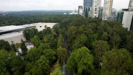 Luftdrohnenaufnahme-Der-Läufer-Des-Marathons-In-Mexiko-Stadt,-Die-Durch-Das-Museum-Für-Anthropologie-Laufen