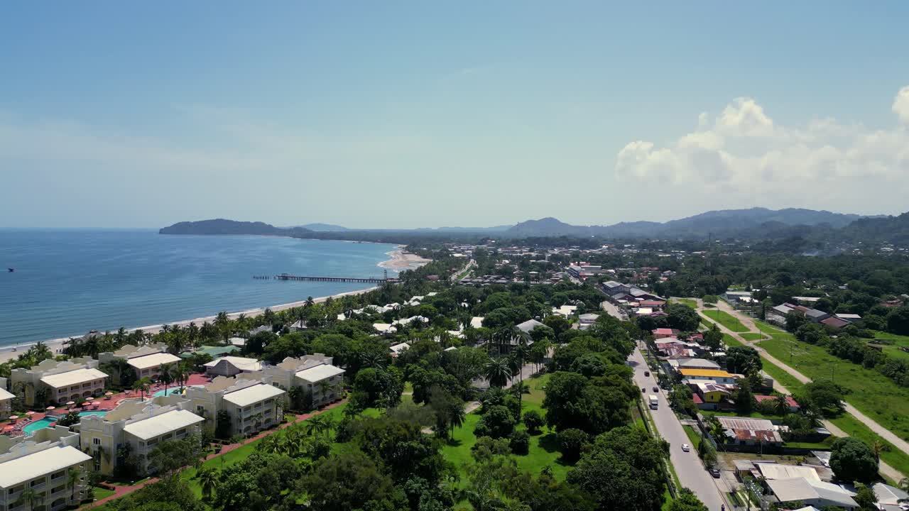 Vista aerea di Tela, costa caraibica dell'Honduras, destinazione turistica tropicale, concetto di crescita urbana costiera