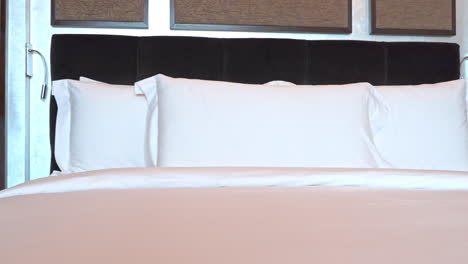 habitación de hotel de vacaciones vacía y cama doble kingsize perfectamente hecha