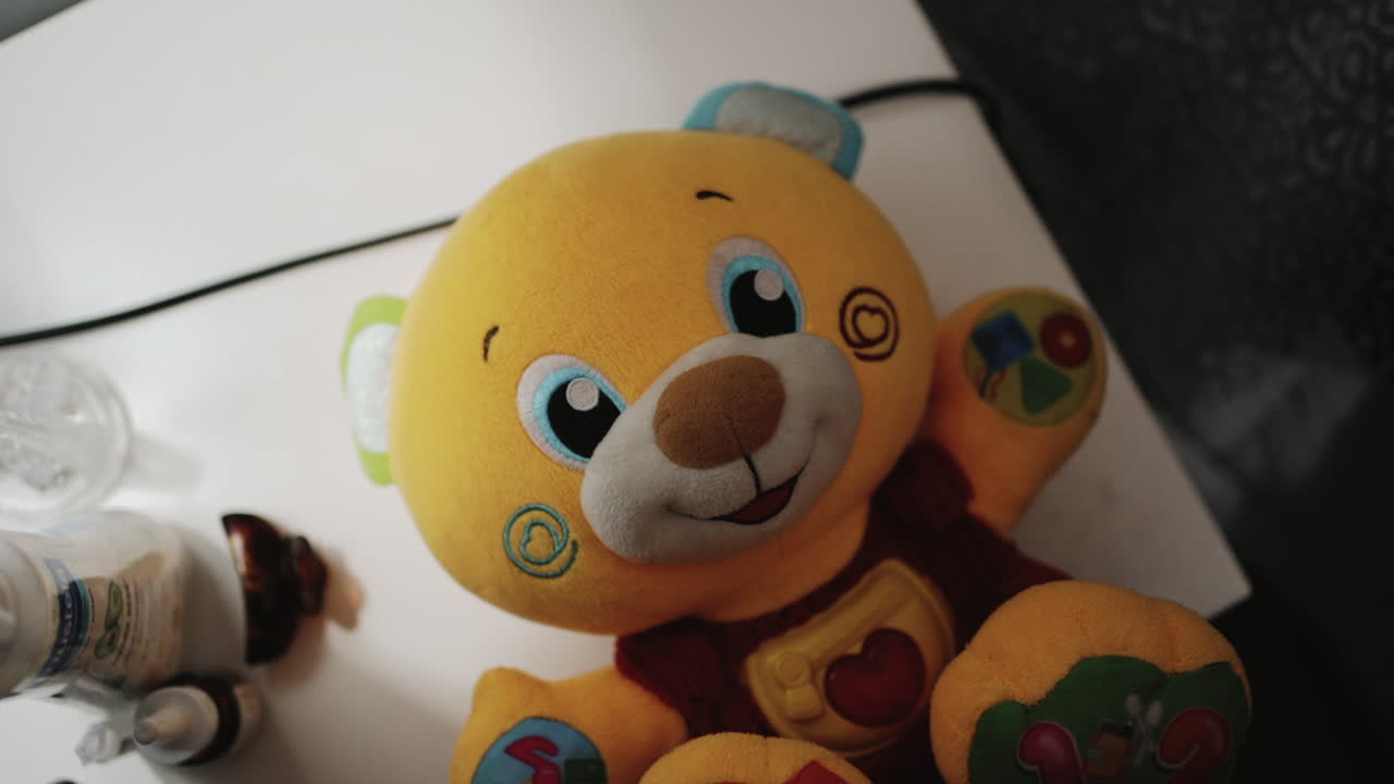 숫자가 있는 즐거운 노란색 플러시 장난감