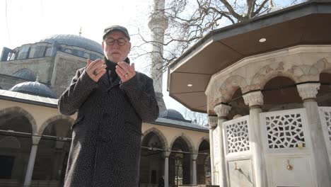 Man-praying-in-front-of-mosque