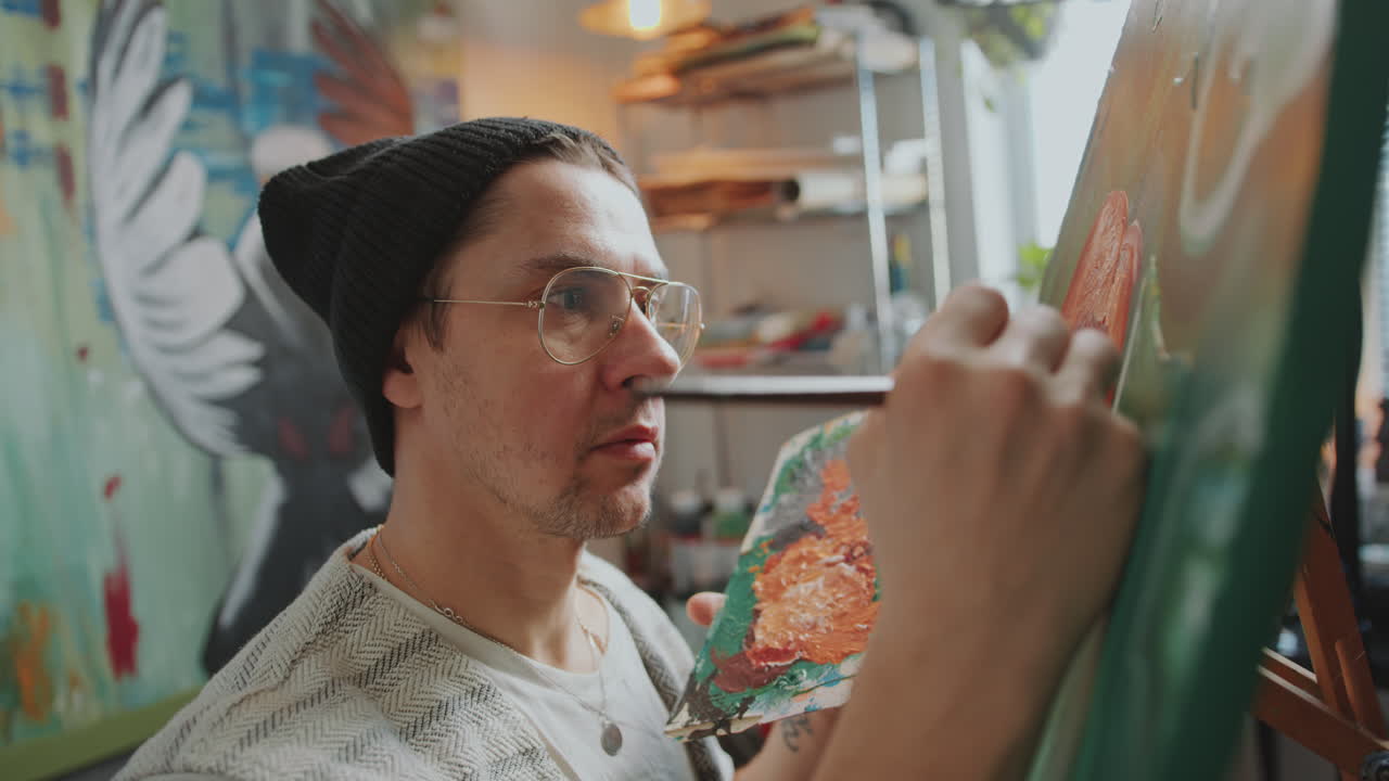 예술 스튜디오에서 캔버스에 창의적인 예술가 그림