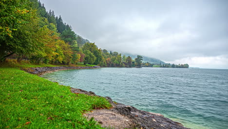 Lago-Attersee-En-La-Región-De-Salzkammergut-En-El-Estado-Austriaco-De-Alta-Austria.