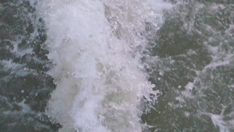 el reflujo de un bote rápido en mar abierto o lago