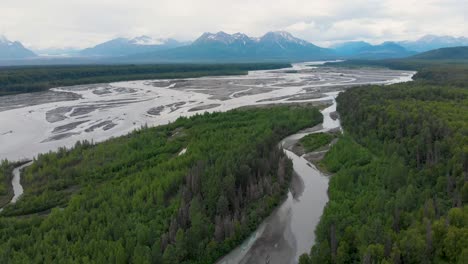 4K-Drohnenvideo-Des-Flusses-Chulitna-Und-Des-Borealen-Waldes-In-Der-Nähe-Des-Denali-State-Park-In-Alaska