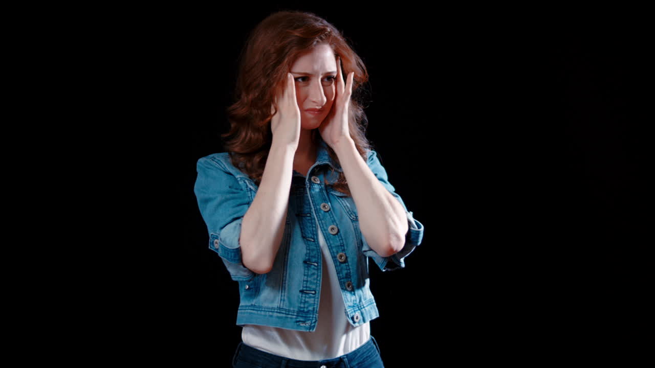 젊은 백인 여성이 큰 두통을  ⁇ 고 있습니다.