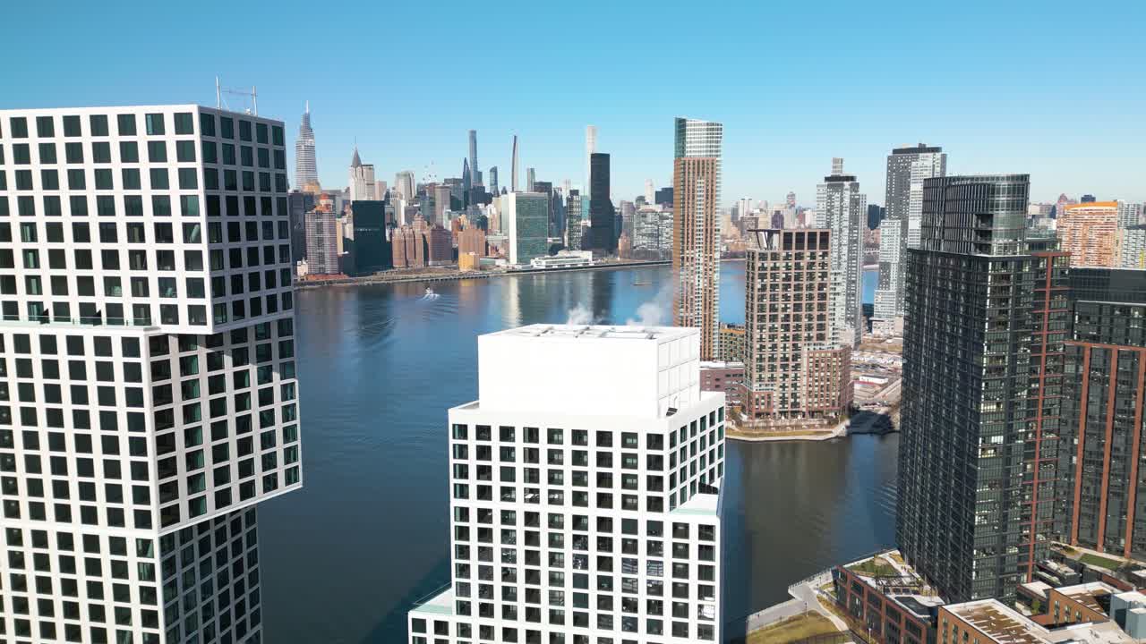 무인 항공기는 현대적인 고층 건물 위로 날아 추운 날 맨해튼 뉴욕 건물을 드러냅니다.