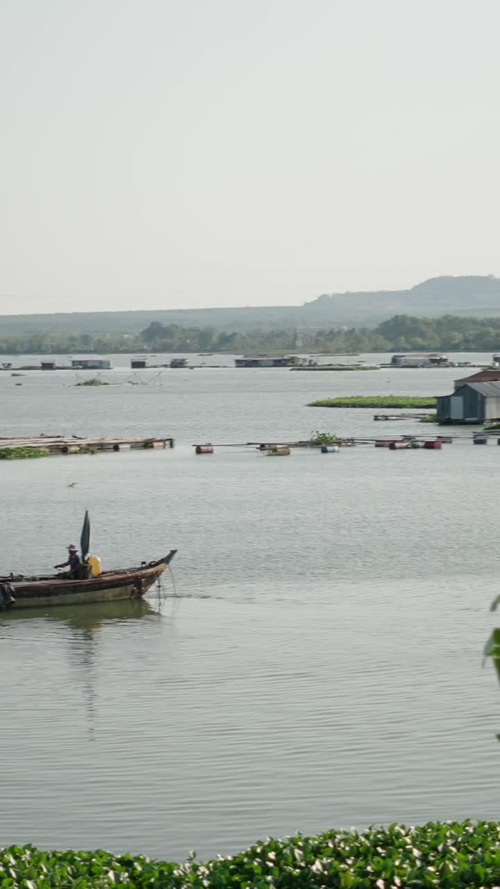 Lake view with houses and vegetation