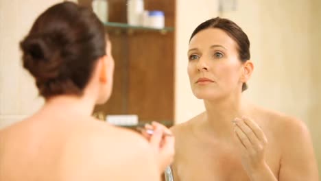 Woman-plucking-eyebrows-with-tweezers