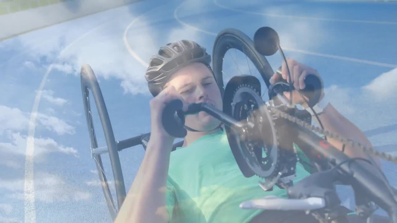 장애인 백인 남자가 자전거를 타고 있는 구름이 있는 하늘의 애니메이션