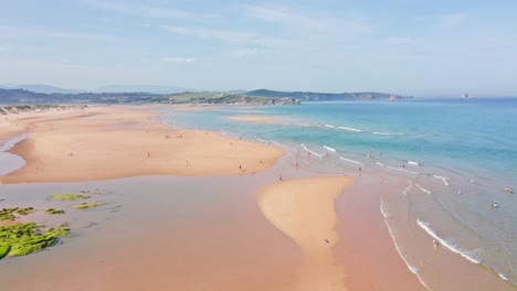 Spektakulärer-Strandtag,-An-Dem-Menschen-Im-Meerwasser-Baden