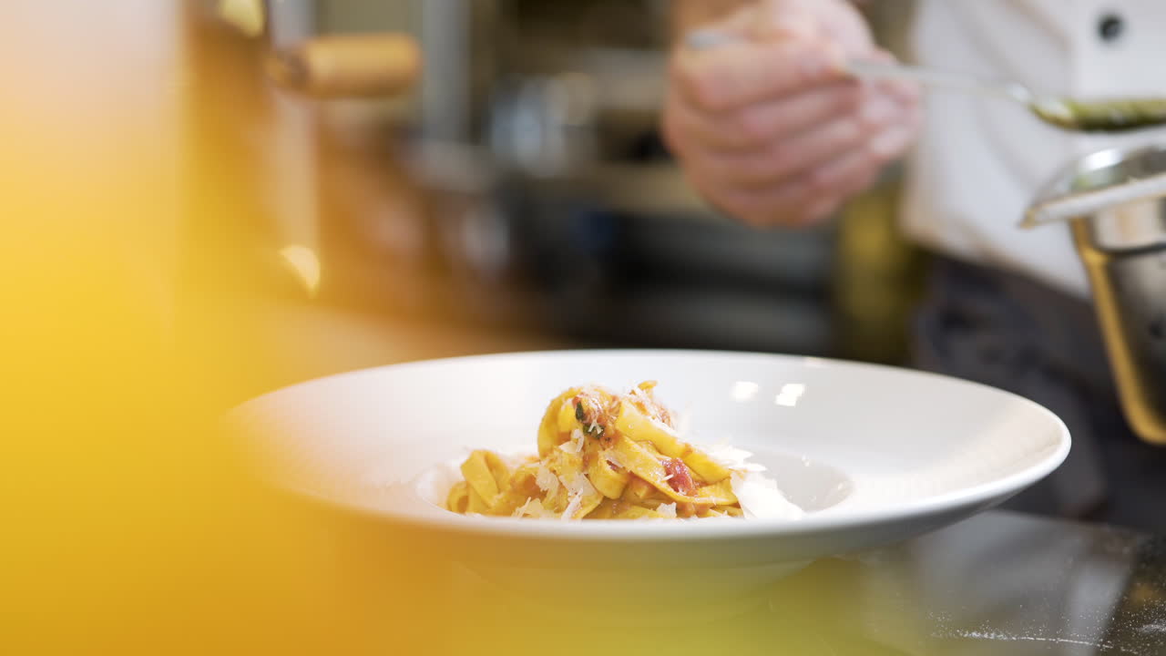 kok, der tilbereder pasta på en italiensk restaurant