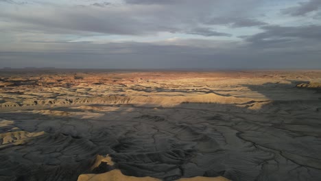 Luftaufnahme-Der-Badlands-Rund-Um-Utah,-Einer-Surrealen-Wüstenlandschaft