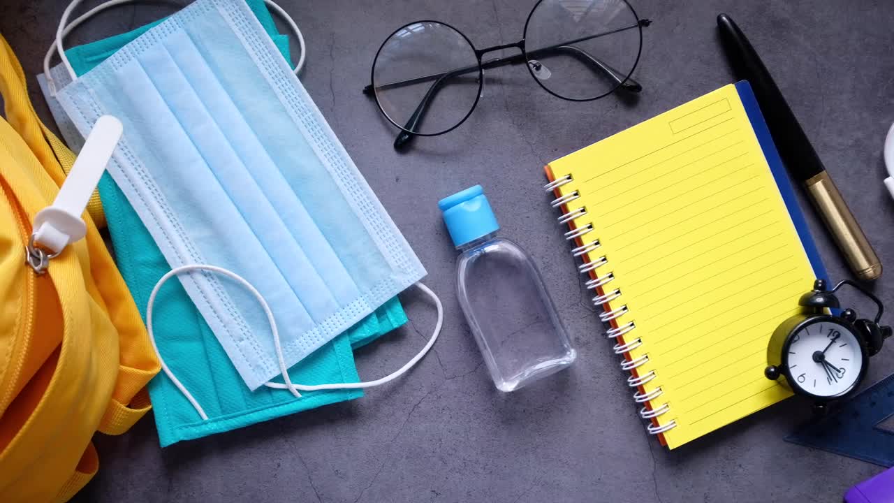 보호 장비와 함께 학교 재료로 돌아가십시오.