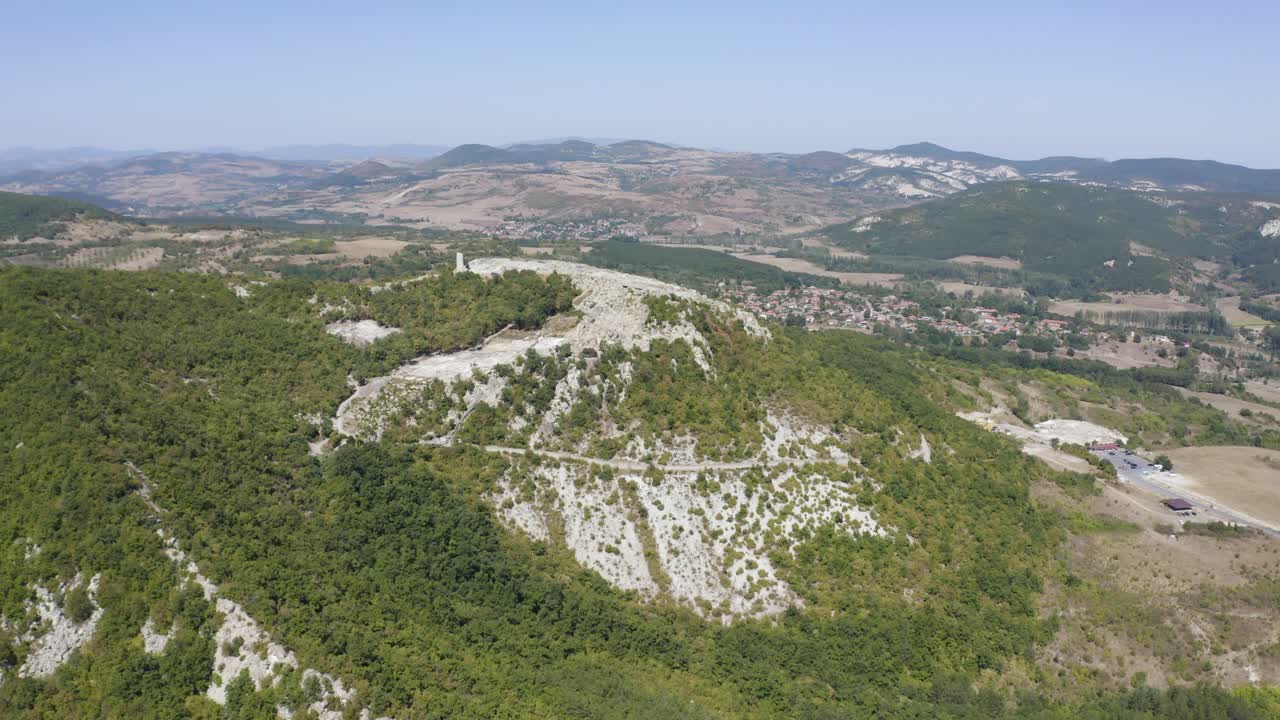fotografía de un avión no tripulado que se acerca de una colina donde se encuentra la antigua ciudad rocosa de perperikon, en la provincia de kardzhali en bulgaria